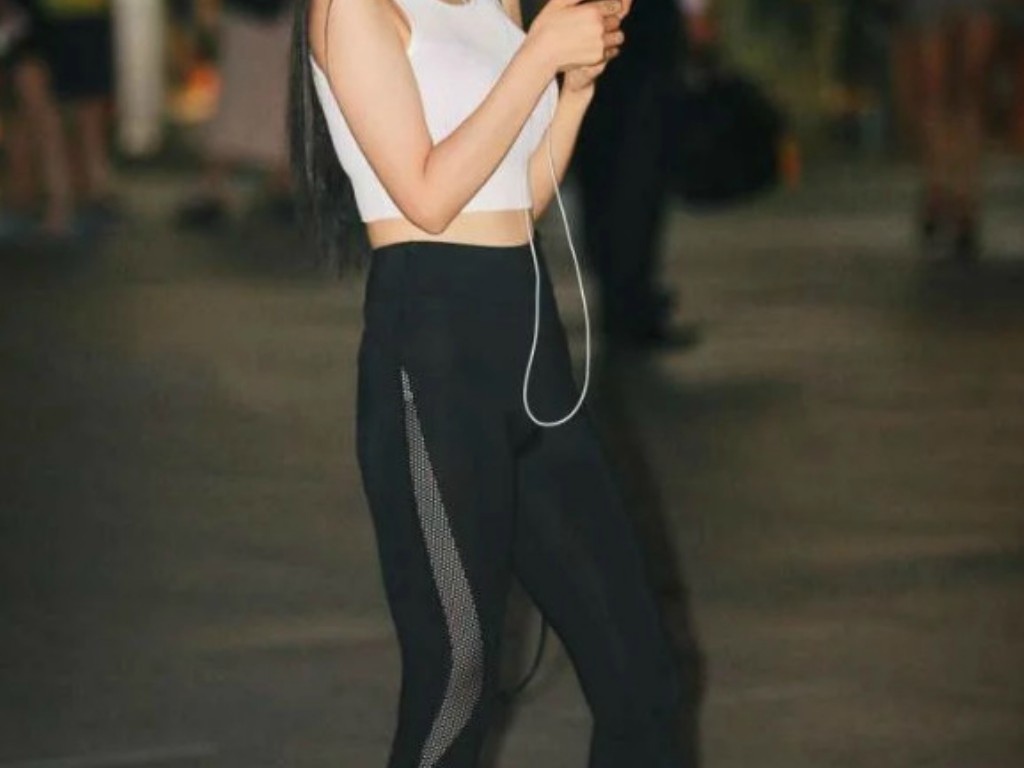凤凰传奇手游顶赞多少币？(气功传奇手游女生推荐哪个？)